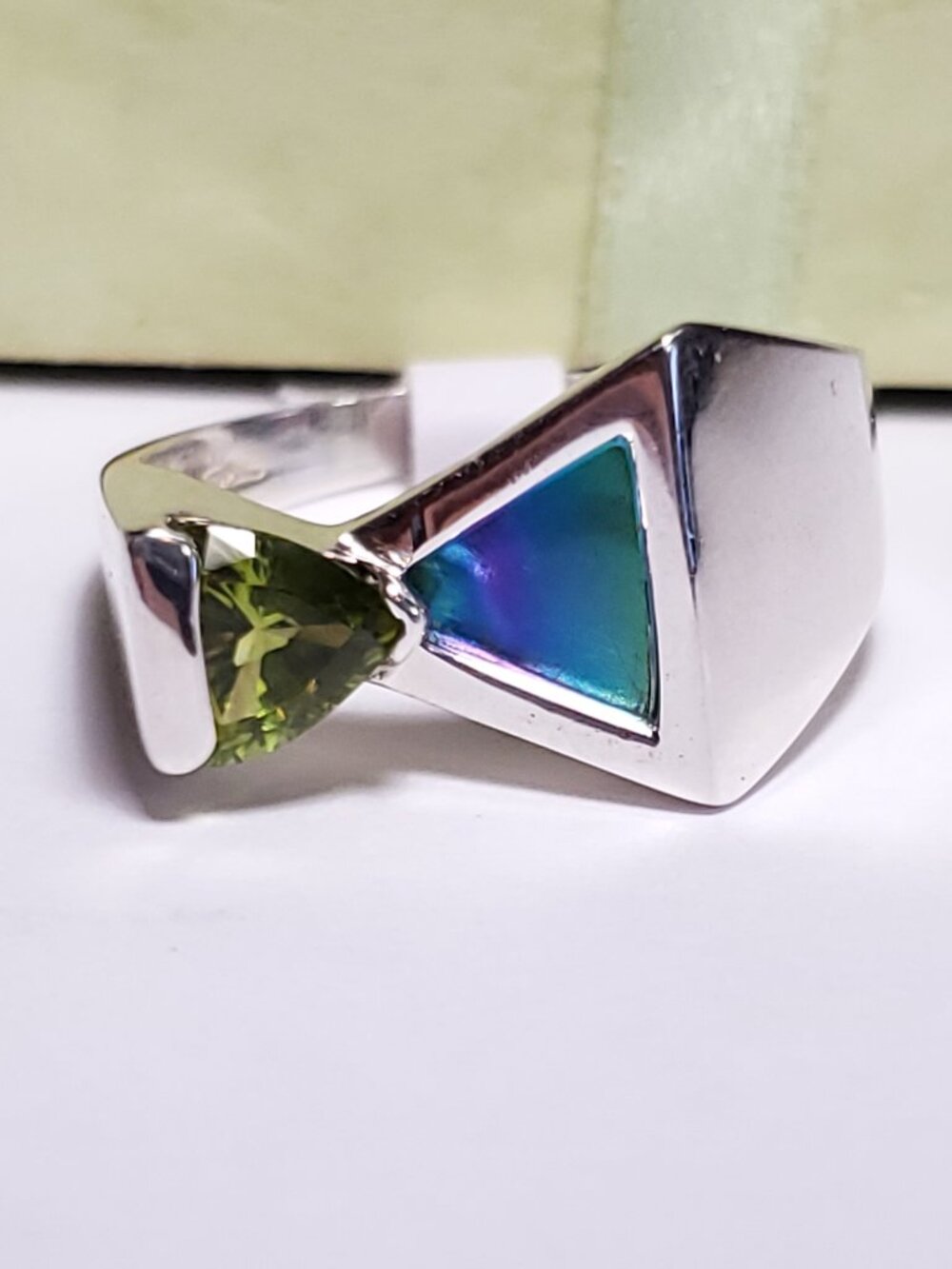 Estate 4ctw Natural Peridot & Abalone sideways triangle SterlingSilver Ring24831 - Picture 5 of 6